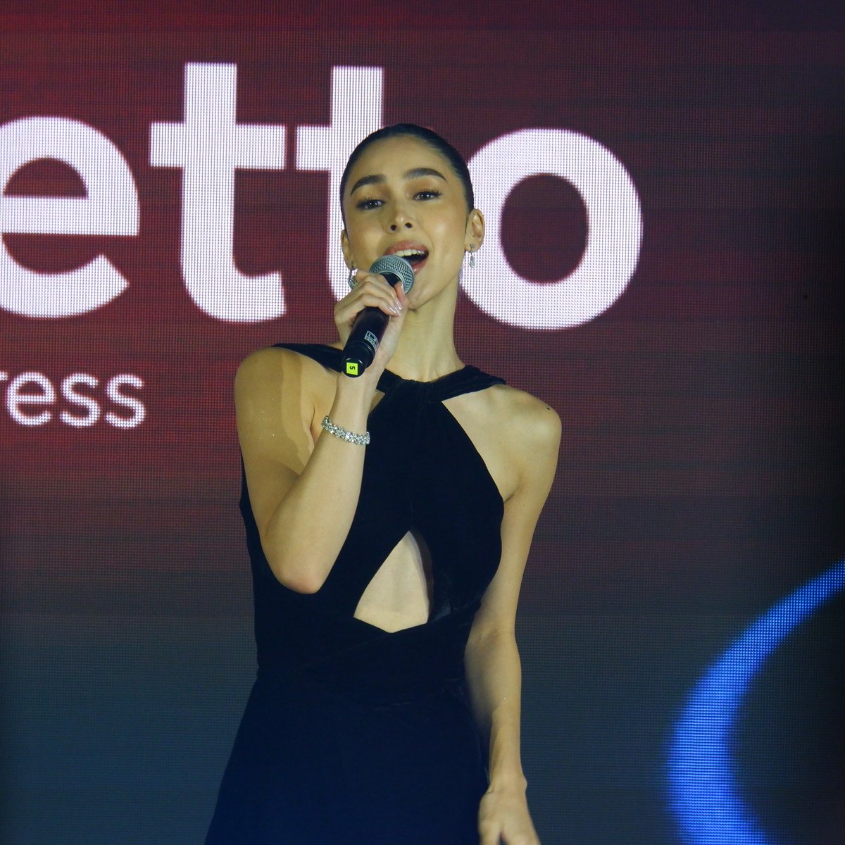 popazrael's tweet image. Joshua Garcia and Julia Barretto as the new HONOR Philippines brand ambassadors, inline with the launch of the new HONOR 400 5G smartphone!
#JOSHLIA is back na ba??
photos by Azrael Coladilla
fujifilm x-t200 23mm / 50-230mm
#BringPhotosToLife
#HONOR4005G
#YourAIPhone