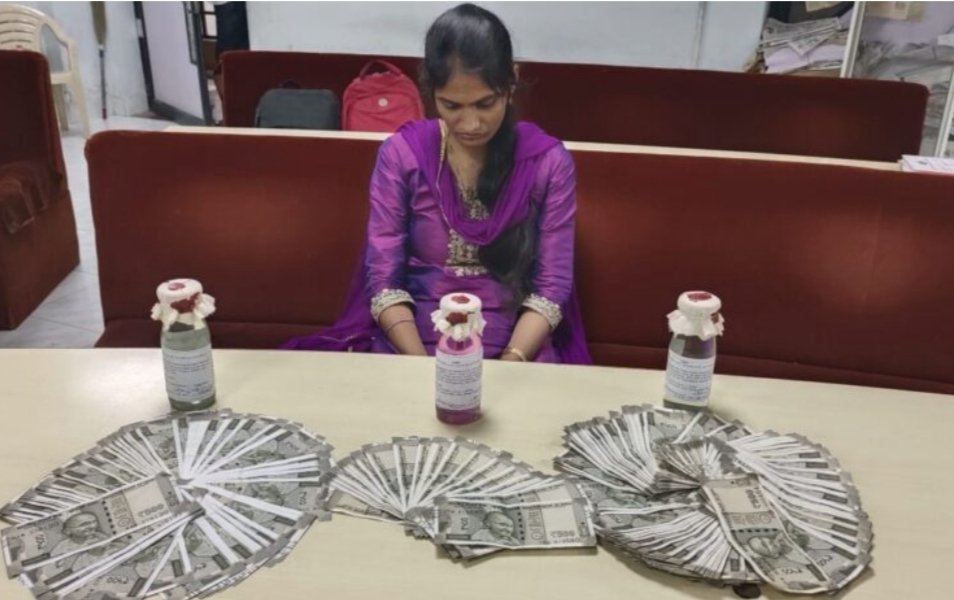 uroojturabi5's tweet image. #Female #AssistantEngineer caught taking bribe in #hyderabad