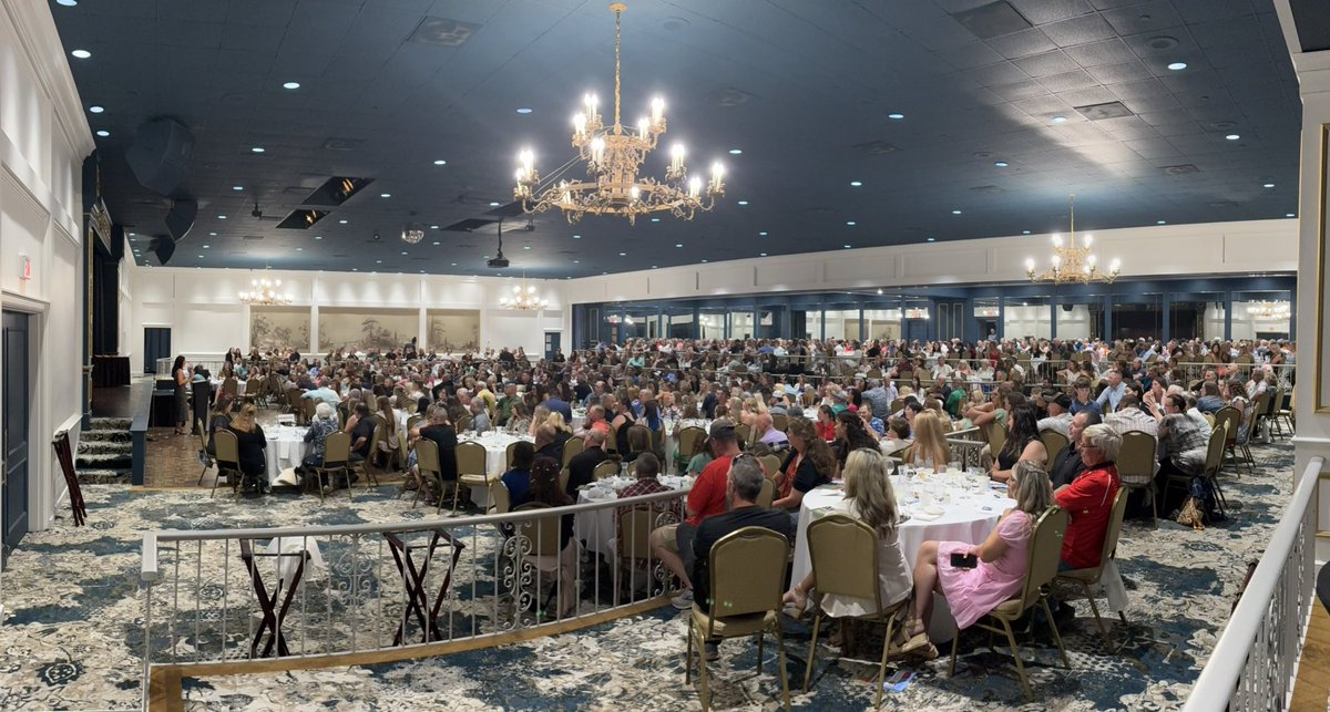 🥎🎉 ALL STATE BANQUET 🎉🥎
Last night the OHSFSCA honored over 250 of the best softball players from the state of Ohio!!!  Thank you to Faith Hensley for being our Key Note speaker!!!