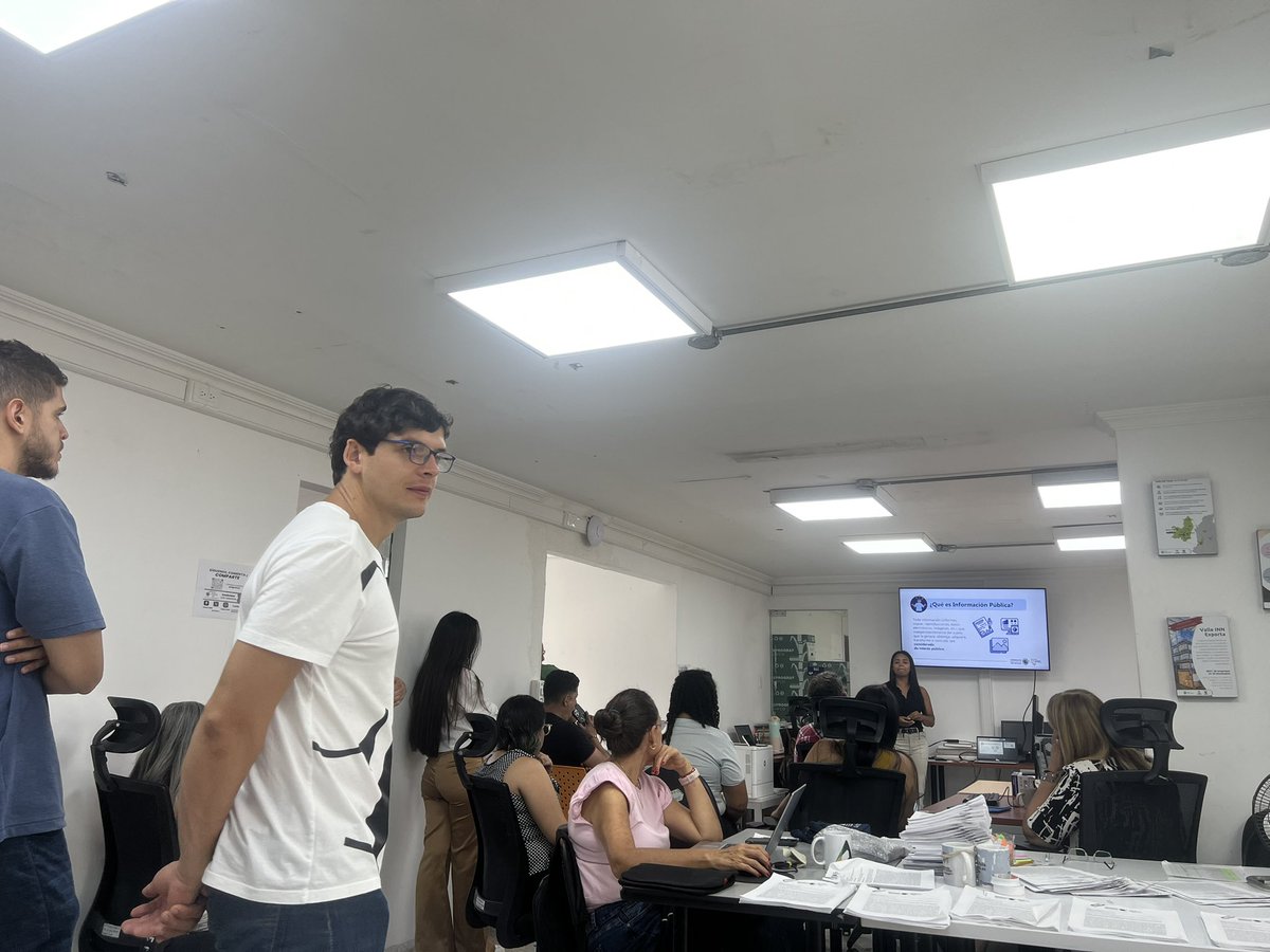 JuanSeb52691692's tweet photo. Hoy desde la @SedecV,@OscarEVivasA en un espacio de socialización de la ley 1120 del 2014, un encuentro clave para difundir y profundizar en los alcances de esta normativa. https://t.co/AmxctJHvgw