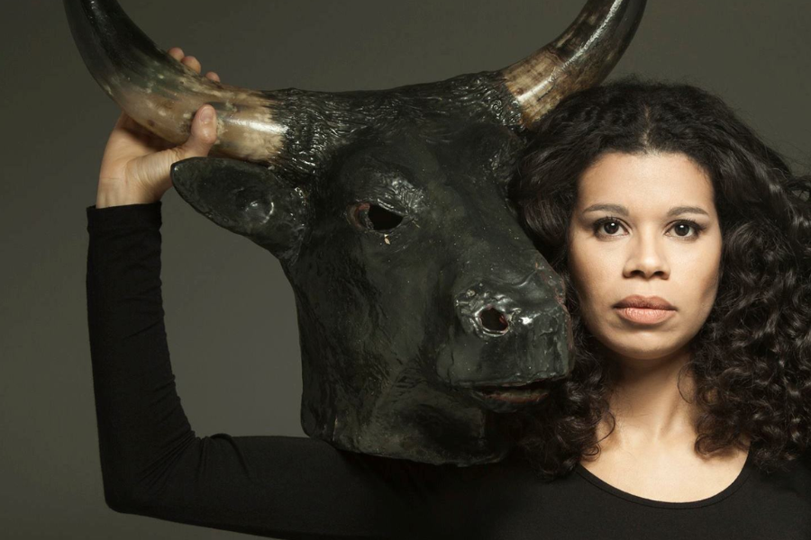 ¡La autora brasileña Ana Paula Maia viene al Filba 2025!
Con una obra centrada en la relación del hombre con el trabajo, la escritora y guionista ha creado una galería de personajes recurrentes, todos hombres, con los que escarba en los rincones oscuros de la faena cotidiana