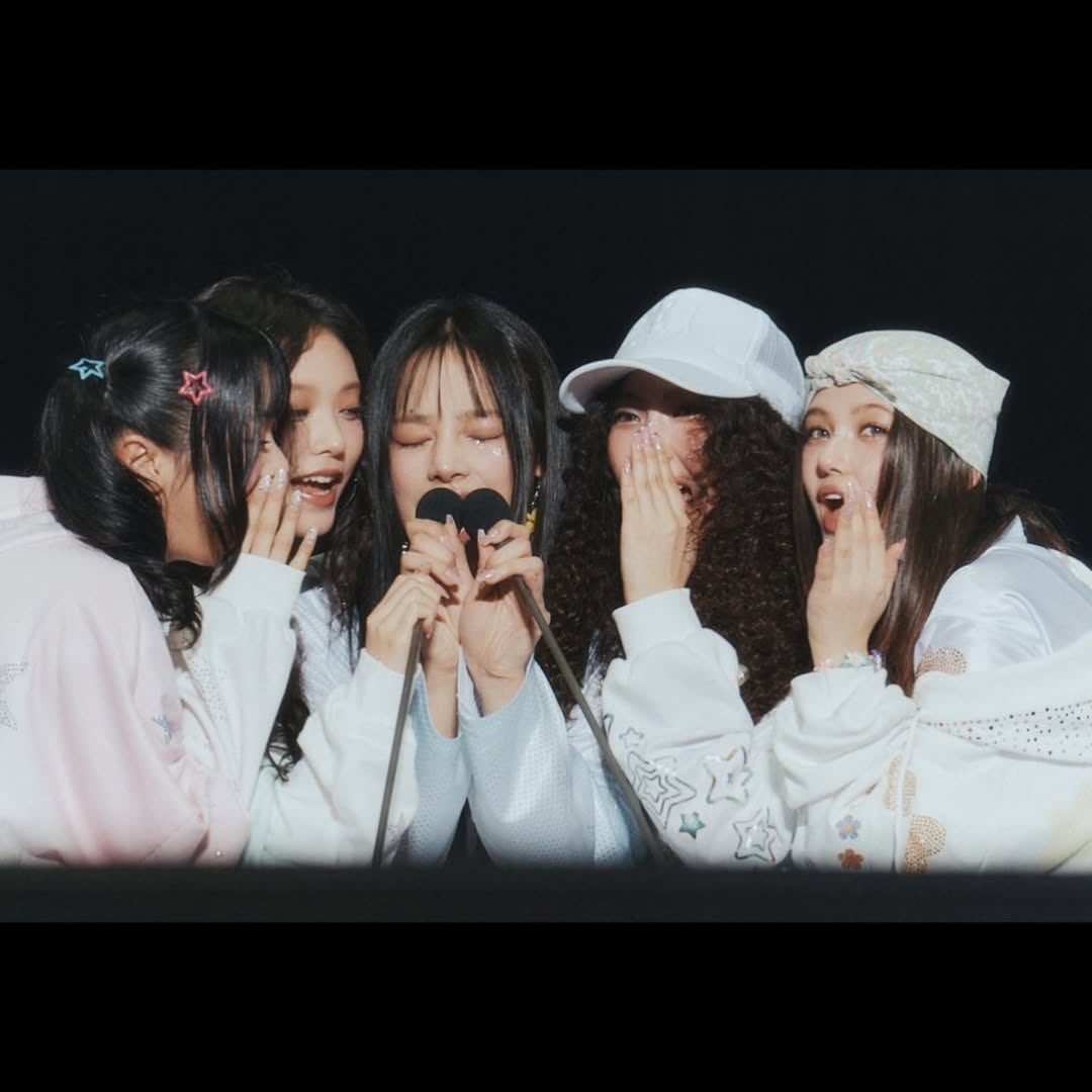 예쁜 말, 텅 빈 행동

K-팝은 오랫동안 음악과 아이돌, 예술에 대한 사랑으로 똘똘 뭉친 충성도 높은 팬덤 문화를 자랑해왔어요. 하지만 K-팝이 세계적으로 더 커지고, 특히 서구 문화의 영향을 더 많이 받게 되면서 점점 이상한 변화가 보이기 시작했어요. 원칙보다 퍼포먼스, 진심보다 이미지,