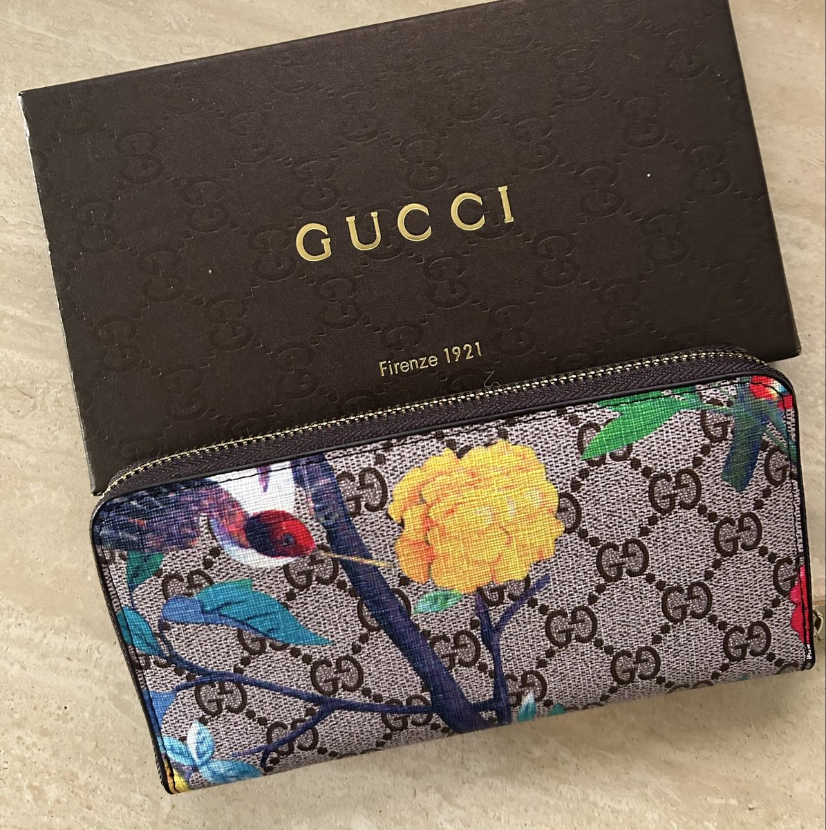 Maybe Gucci ? We can’t guarantee that this zip-around women’s purse/wallet in storage box is the genuine article jumblebee.co.uk/bathrotaryvirt… but surely it worth a gamble if at a bid of only £10 it’s worth a gamble !