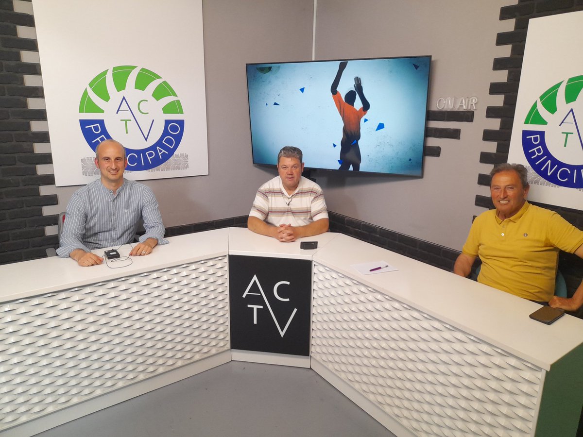 Con los amigos del <a href="/SDNavarroFCofi/">Navarro CF</a> que vinieron con <a href="/PacoGranda/">Paco Granda</a> a celebrar el Ascenso a Tercera.  En AC PRINCIPADO TV