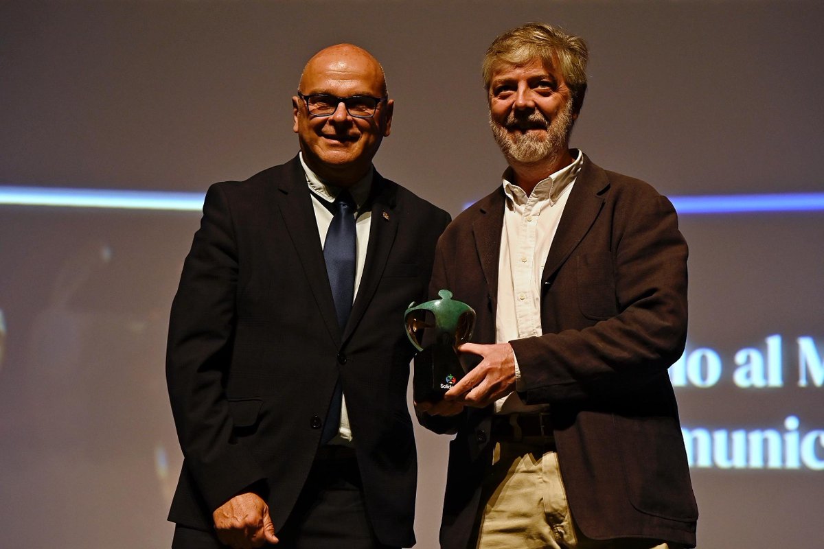 Joaquín Guereñu, director general de #IndaloYMedia, recibe el premio al medio de comunicación, por “La tarde aquí y ahora” <a href="/LATARDE_RTVA/">La Tarde aquí y ahora</a> de <a href="/canalsur/">CanalSur</a> 

Entrega el galardón <a href="/manuelfdezjaen/">manuel fernandez palomino</a>, subdelegado del Gobierno en Jaén <a href="/SubdeGobJaen/">Subdelegación del Gobierno en Jaén</a> 

#EstaEsTuCasa