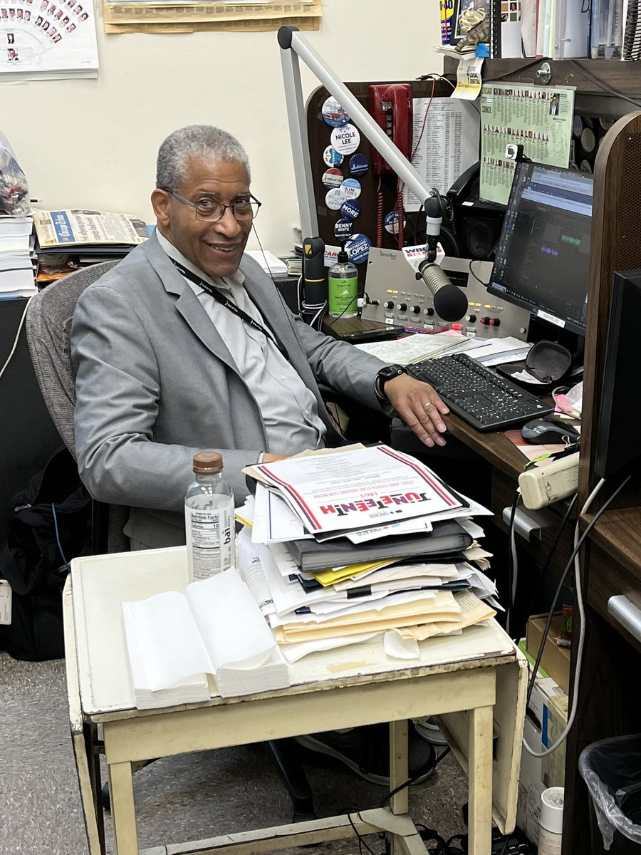 craigrwall's tweet image. Today we salute the senior Craig of the City Hall press corps @CraigDellimore at his last Tuesday mayoral press conference. We all wish him well in his upcoming retirement. He was always the kind, classy professional that makes us proud to call him a friend and colleague.