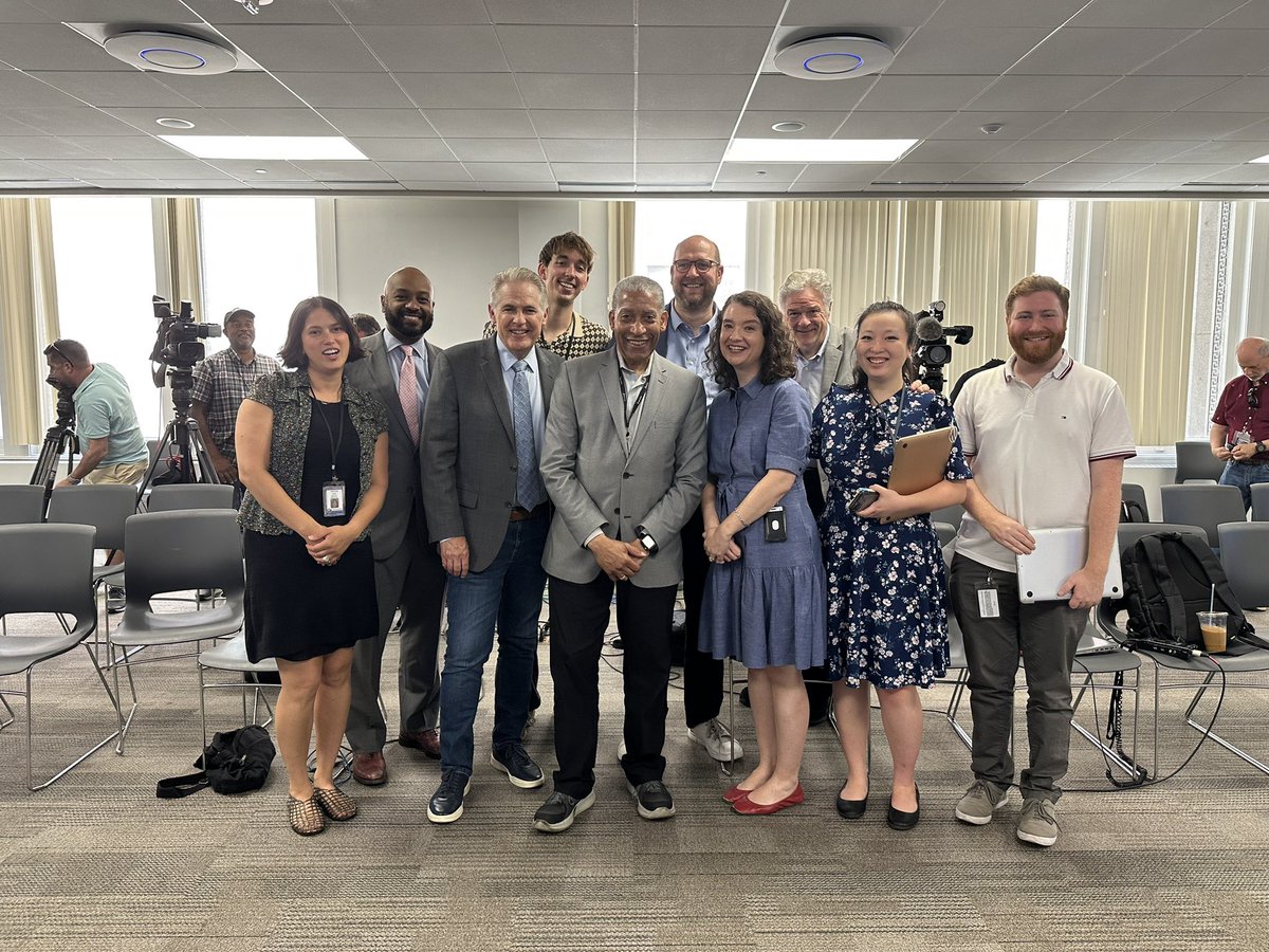 craigrwall's tweet image. Today we salute the senior Craig of the City Hall press corps @CraigDellimore at his last Tuesday mayoral press conference. We all wish him well in his upcoming retirement. He was always the kind, classy professional that makes us proud to call him a friend and colleague.