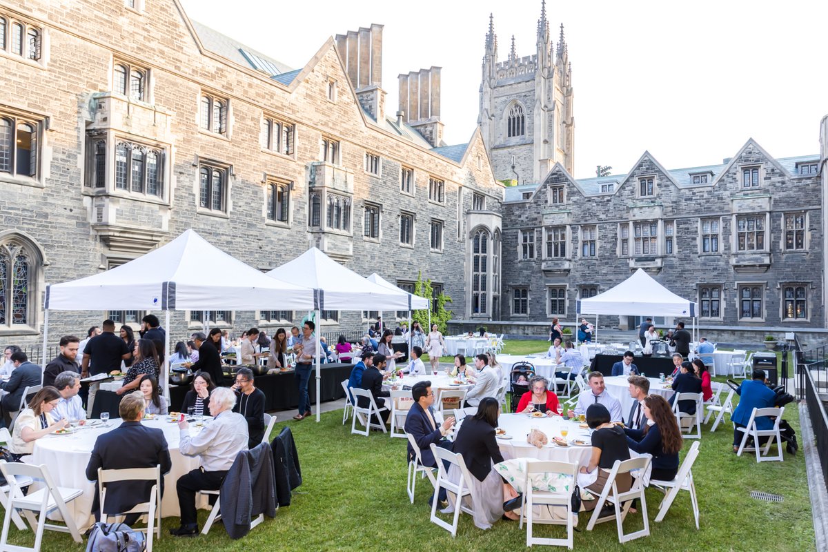 🎓Kudos to the 31 outstanding #UofTGrad25 trainees we celebrated at <a href="/UofTDRO/">Radiation Oncology</a>’s graduation. Thank you to the mentors and supervisors who supported them along the way. We can’t wait to see the impact they’ll make in oncology, here and beyond. 🎊Highlights: uoft.me/utdro-postgrad…