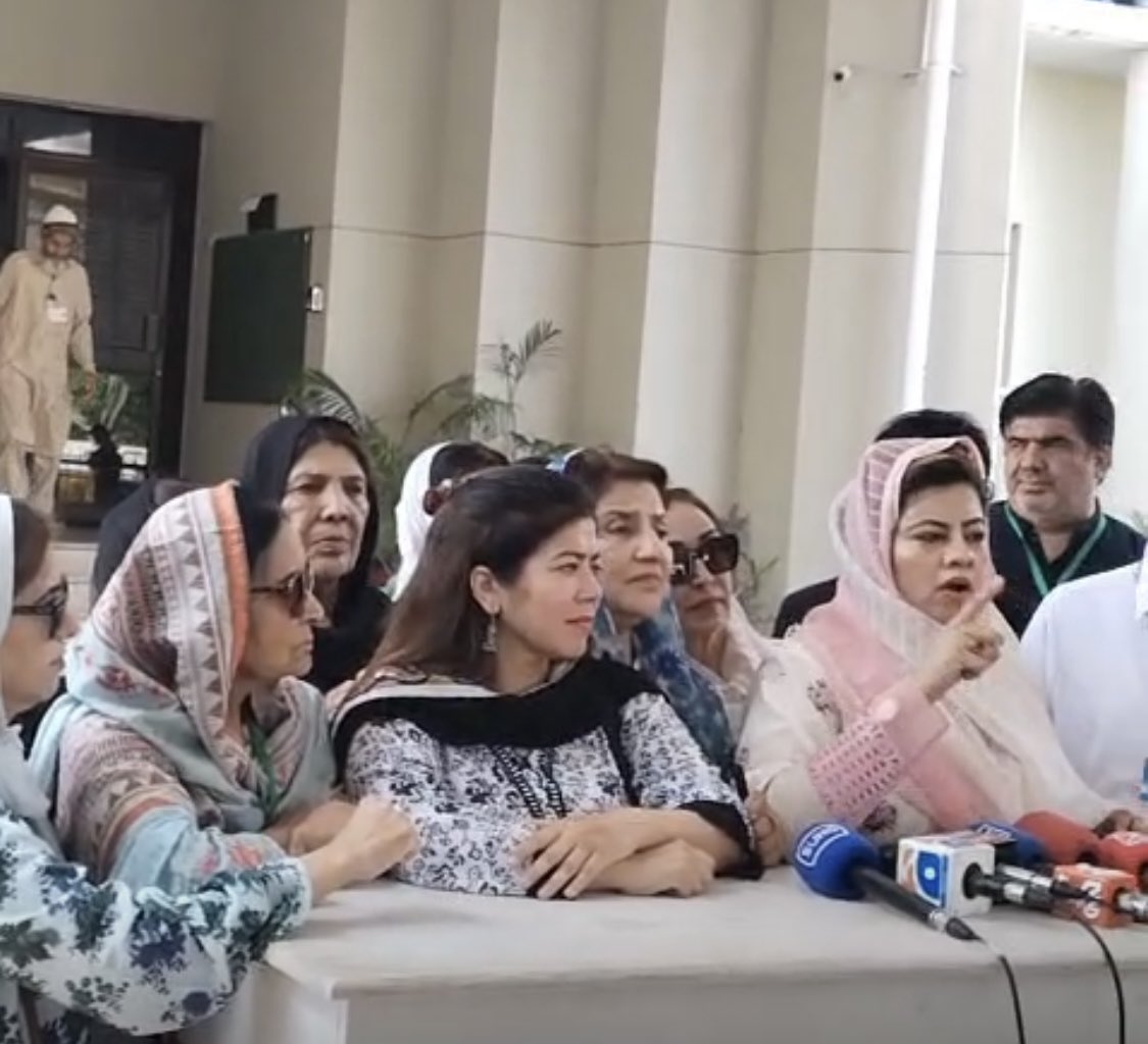 فیصل صدیقی نے آج بہترین دلائل مکمل کیے ہیں بات واضح ہو چکی ہے کہ جتنا نقصان ہوا ہے سارا الیکشن کمیشن کی وجہ سے ہوا ہے۔
کنول شوزب  صدر وومن ونگ پاکستان نے پریس ٹالک میں بیان کیا ۔
میمونہ کمال صدر وومن ونگ اسلام آباد 
<a href="/KanwalMna/">Kanwal Shauzab MNA</a> 
<a href="/PTIofficial/">PTI</a>