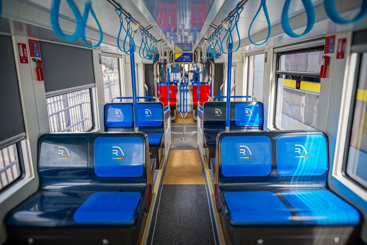 #RegioTram transportará más de 130.000 pasajeros al día y 40 millones al año. Cada tren tendrá capacidad para 964 personas. Hoy el viaje entre Facatativá y la calle 26 en Bogotá puede tardar más de tres horas; con #RegioTram será de sólo 65 minutos. #RegioTram #RegioSobreRieles