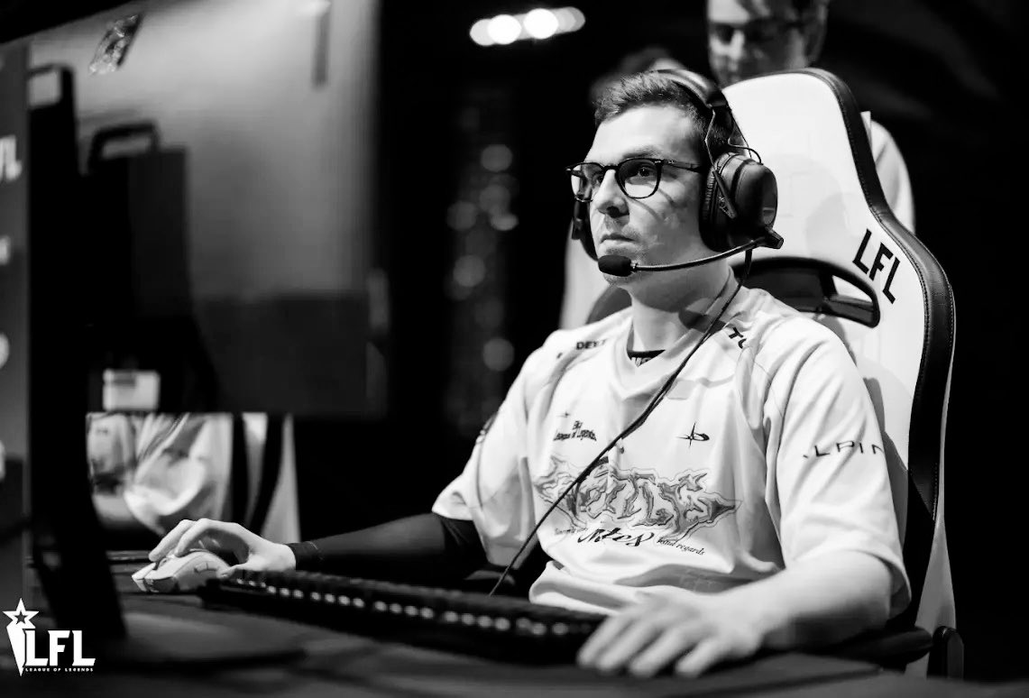 Parlons Esport (@parlonsesport) on Twitter photo 🚨 LoL | GENTLE MATES ÉLIMINÉE DES EMEA MASTERS ! ❌🏆
Après sa défaite en quarts, pour l’équipe française <a href="/gentlemates/">Gentle Mates</a> 🇫🇷 c’est une fin de parcours.
#EMEAMasters 🚨 LoL | GENTLE MATES ÉLIMINÉE DES EMEA MASTERS ! ❌🏆
Après sa défaite en quarts, pour l’équipe française <a href="/gentlemates/">Gentle Mates</a> 🇫🇷 c’est une fin de parcours.
#EMEAMasters