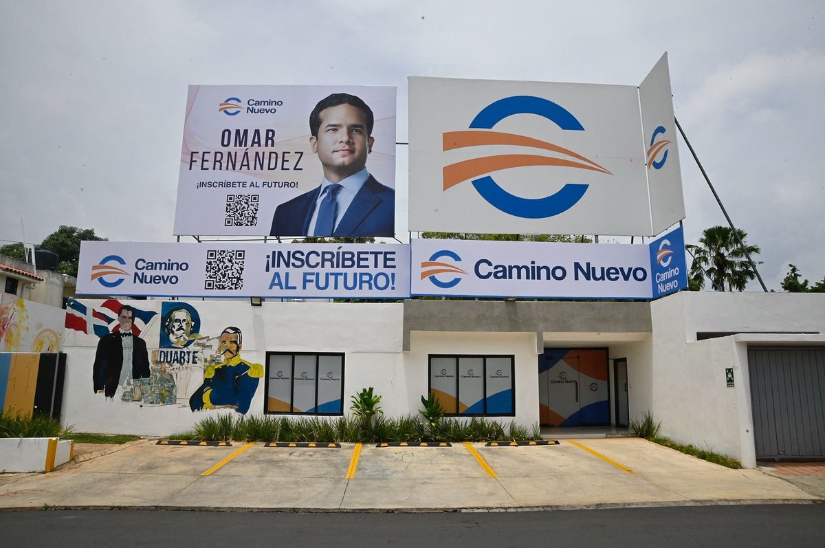 Una amiga me acaba de enviar esta imagen del local principal del partido Camino Nuevo donde acaban de colocar una valla con Omar Fernández como figura principal. Aunque Omar ha externado que está concentrado en sus funciones como senador parece que hay personas que quieren que de