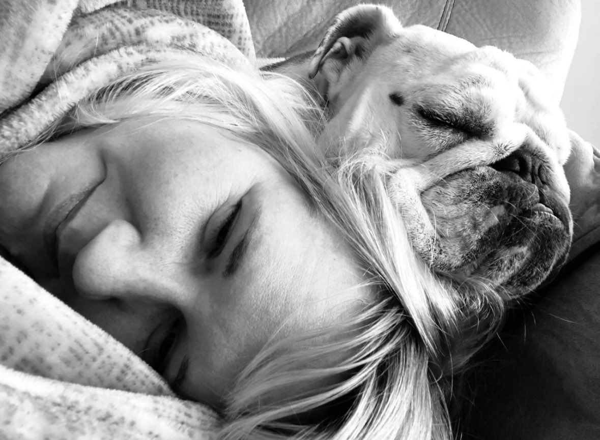 bourbon_karalyn's tweet image. I got a bad hug this morning 😭 It was my first hug since Nugget passed &amp;amp; man did I miss her 💔 She was always my comfort when I had a hug, she would always try to lay on me like she wanted to lay on my pain. She would never leave my side. 💛 #bestfriend #mssucks #mshug