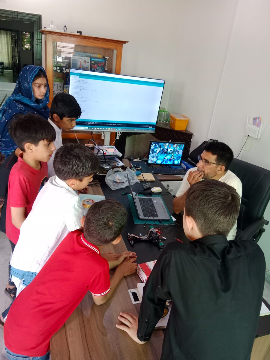 Coding4KidsPK's tweet image. Few clicks of team preparations for NERC-25 contest!.
@Coding4KidsPK #DroBotX