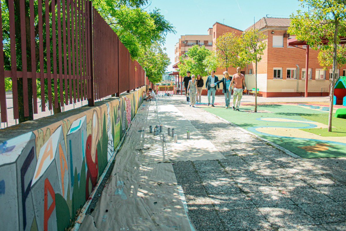 🎨 Un mural lleno de color, valores y trabajo en equipo.

Así vivimos  la creación del mural junto a los chicos del CEIP Tierno Galván, dejando huella en sus muros… y en nosotros. 💛

#ImaginaAlcobendas #ArteParticipativo #EducaciónEnValores #Alcobendas #Ayuntamiento  #Kids