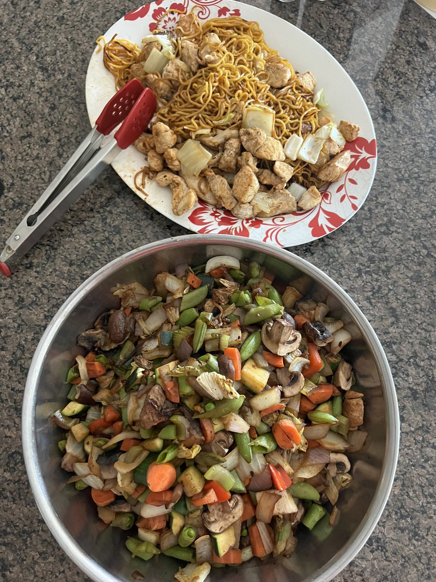 Chicken Yakisoba with lots of veggies - lunch for the whole week!🤓 Is it DIALED??🤔

TBK Athletics #nutrition #health #diet #fuel #energy #recovery