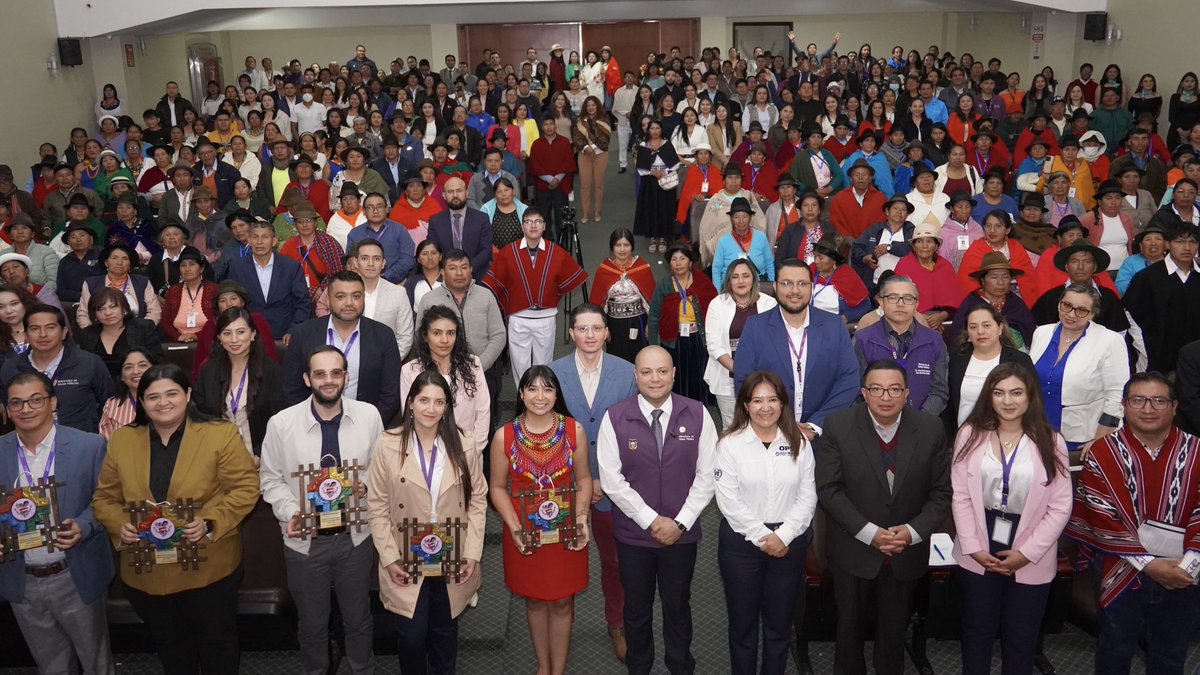 Ministerio de Salud Pública 🇪🇨 (@salud_ec) on Twitter photo El ministro de <a href="/Salud_Ec/">Ministerio de Salud Pública 🇪🇨</a>, <a href="/Juan_SanchezMSP/">Juan Bernardo Sánchez Jara</a>, entregó kits de parto a las parteras que han sido capacitadas a escala nacional. En total existen más de 2.300 parteras identificadas y 1.511 articuladas con esta institución. El ministro de <a href="/Salud_Ec/">Ministerio de Salud Pública 🇪🇨</a>, <a href="/Juan_SanchezMSP/">Juan Bernardo Sánchez Jara</a>, entregó kits de parto a las parteras que han sido capacitadas a escala nacional. En total existen más de 2.300 parteras identificadas y 1.511 articuladas con esta institución.