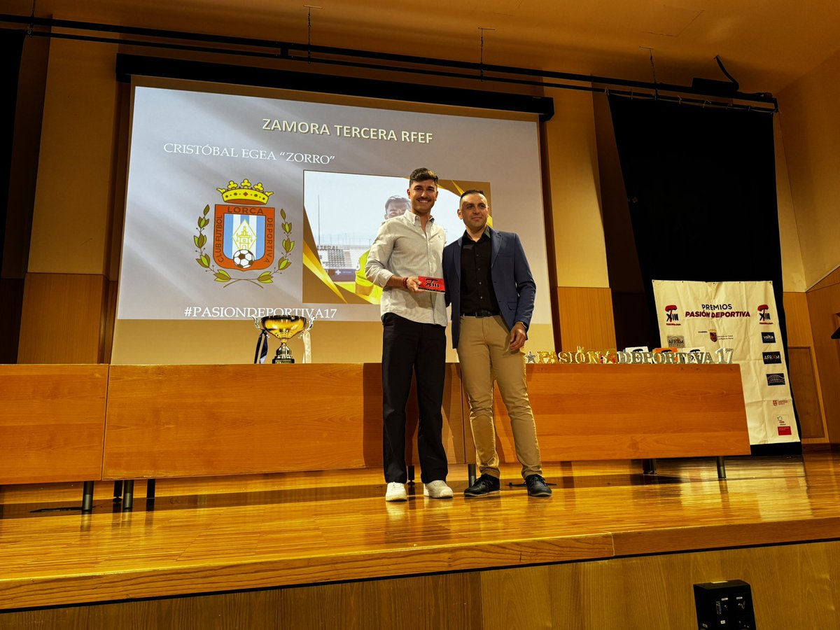 𝙕𝙊𝙍𝙍𝙊 (<a href="/cristoegea/">Zorro</a>) recoge el premio 𝙕𝘼𝙈𝙊𝙍𝘼 en los premios #PasionDeportiva17 de <a href="/treceraG13/">Trecera.com ⚽️</a>.

¡ENHORABUENA!

#SoloySiempreLorcaDeportiva