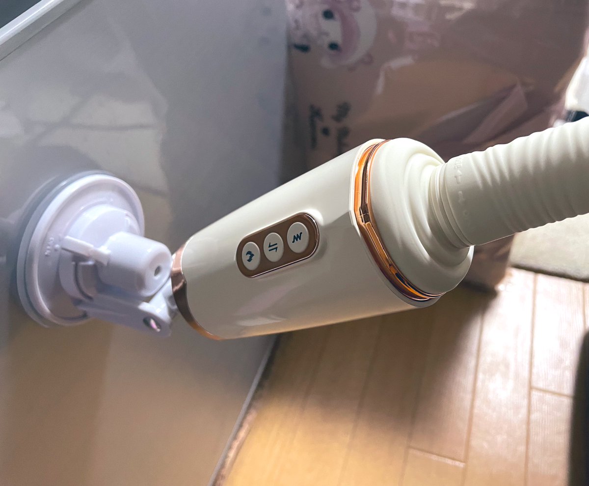 当たったこの子、凄いぞ！👀✨️
動き鬼w

床にとりあえず付くかなってやったけど素材の関係でダメだったので
とりあえず、冷蔵庫に！

くっついた！？！
れれれ冷蔵庫？！💦

充電してからちゃんとした動作確認もしますがボタン反応確認してみたら
ヤバっ！なんだこのAVっぽ度！
思わず笑顔になったw