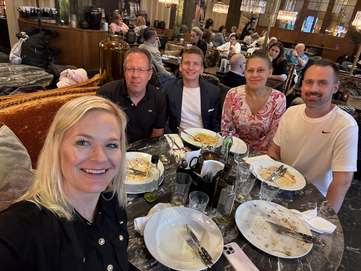 Hanna-Maria Heikkinen (@hheikkine) on Twitter photo Tänään inspiroiva lounas <a href="/Arvopaperi/">Arvopaperi</a> sijoituskisaporukalla. Kisasalkkujen katsauksen lisäksi teemoina Finnair, kesälomat, puolustussektori, salkun kesäsiivous ja nouseviin kursseihin ostaminen. Kiitos <a href="/SariLounasmeri/">Sari Lounasmeri</a> <a href="/LippoSuominen/">Lippo Suominen</a> <a href="/JukkaLepikko/">Jukka Lepikkö</a> ja <a href="/hkeskiva/">Heikki Keskiväli</a> 🙏💯 Tänään inspiroiva lounas <a href="/Arvopaperi/">Arvopaperi</a> sijoituskisaporukalla. Kisasalkkujen katsauksen lisäksi teemoina Finnair, kesälomat, puolustussektori, salkun kesäsiivous ja nouseviin kursseihin ostaminen. Kiitos <a href="/SariLounasmeri/">Sari Lounasmeri</a> <a href="/LippoSuominen/">Lippo Suominen</a> <a href="/JukkaLepikko/">Jukka Lepikkö</a> ja <a href="/hkeskiva/">Heikki Keskiväli</a> 🙏💯
