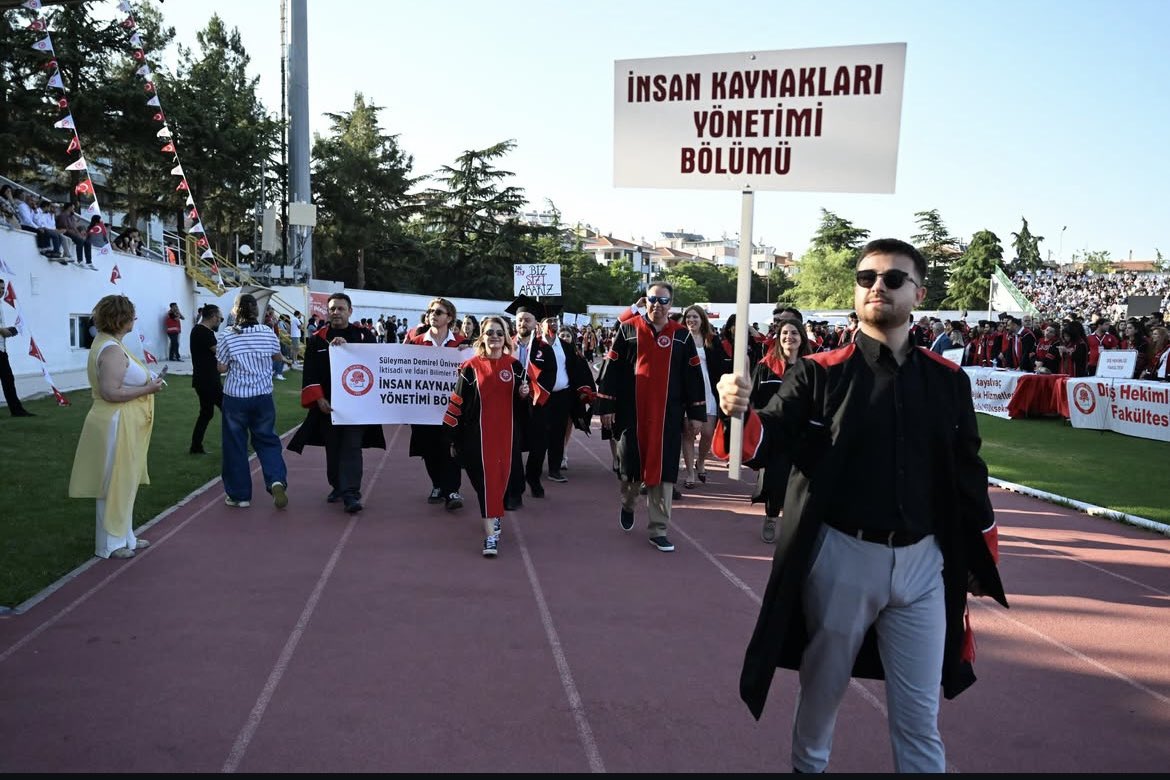 sduiky's tweet photo. 2025 Mezuniyetini kutluyoruz!
Tüm İKY mezunlarımıza emekleri için teşekkür eder, kariyer yolculuklarında başarılar dileriz.
#Mezuniyet2025 #İKY #ClassOf2025 https://t.co/vjEKaDVu7a