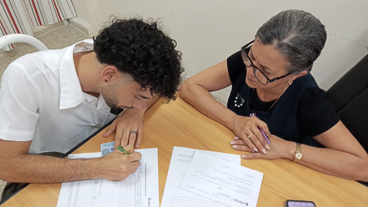 LidiaHid's tweet photo. Los centros universitarios de todo el país reciben a las ejecutivas comerciales de @ETECSA_Cuba , que facilitan el trámite de transferencia de Titularidad o adjudicación un paso más para implementación de las acciones propuestas a partir del intercambio con los jóvenes. https://t.co/rrZ0rtWZ7Y