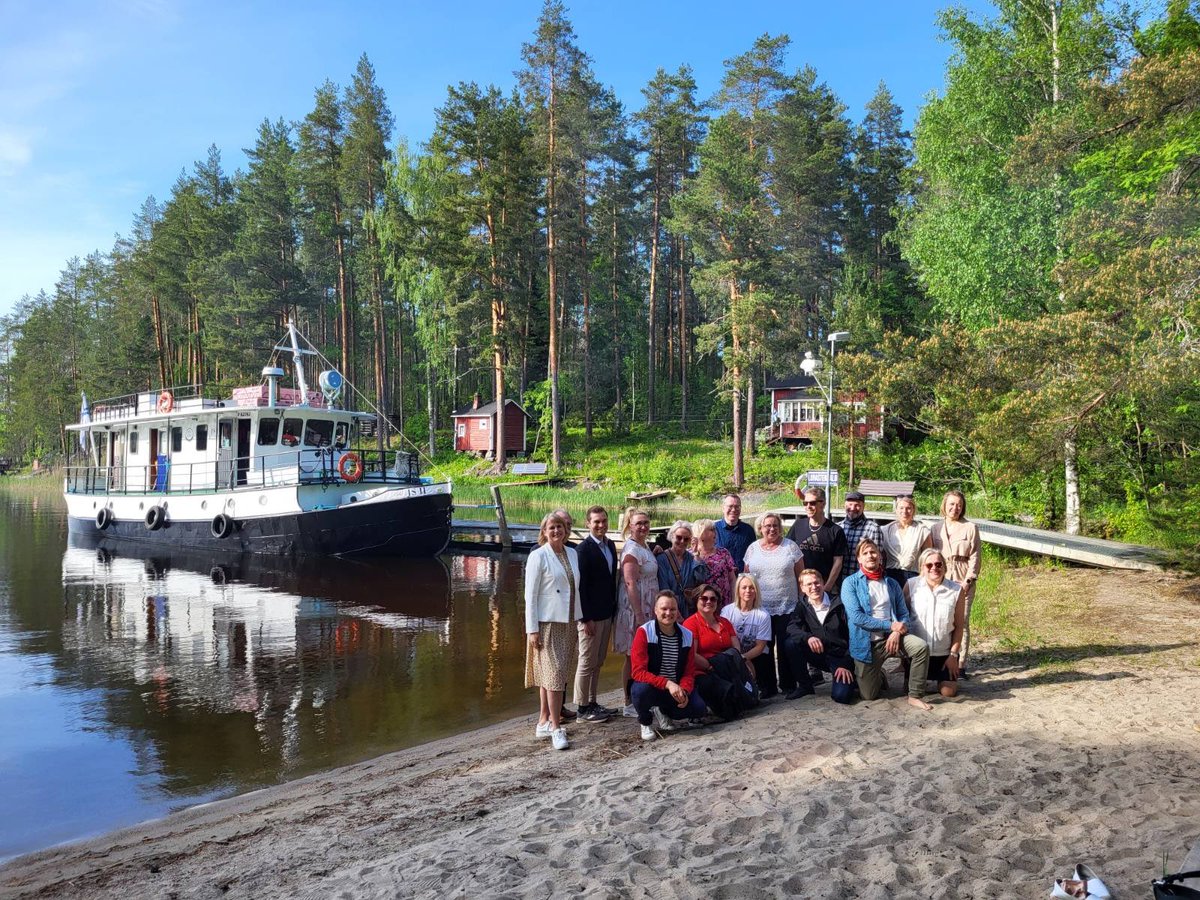 Koko Kuopion kaupunginhallitus eilen Luhastensalon saaressa Kallavedellä! ☀️
