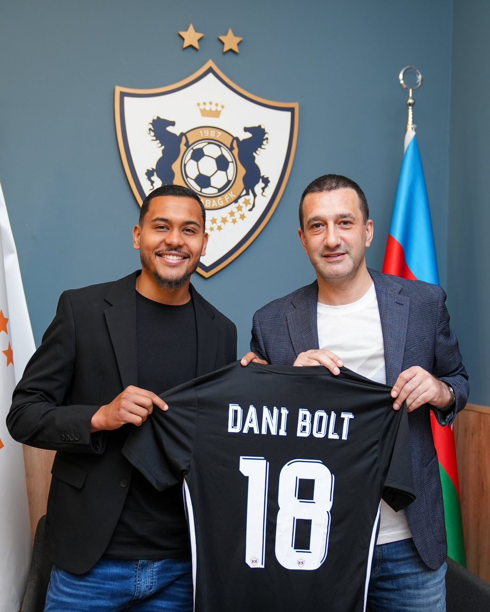 Klubumuz yeni mövsüm üçün ilk transferini reallaşdırıb: Portuqaliyanın "Torrense" klubu ilə aparılan danışıqlar uğurla nəticələnib və müdafiəçi Dani Bolt heyətə cəlb edilib. 
 
Klubumuzla 25 yaşlı braziliyalı futbolçu arasında 3+1 illik müqavilə imzalanıb. 

#QarabağFK