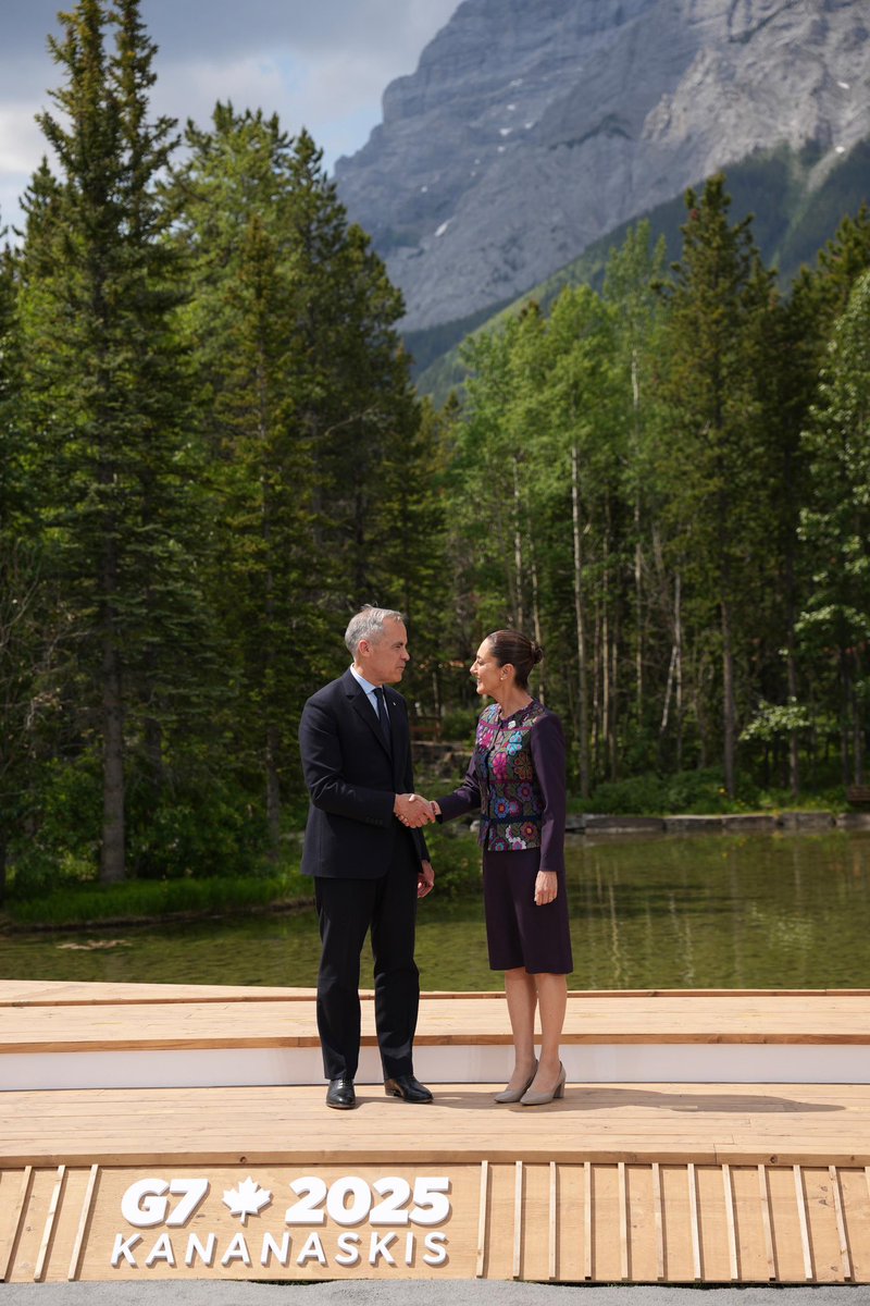 Jorge Gómez Naredo (@jgnaredo) on Twitter photo Nuestra presidenta <a href="/Claudiashein/">Claudia Sheinbaum Pardo</a> con el primer ministro de Canadá, Mark Carney, fortaleciendo los vínculos y planteando estrategias ante Trump.
Pero la oposición sigue obsesionada con que viajó en línea comercial y bla bla bla… Nuestra presidenta <a href="/Claudiashein/">Claudia Sheinbaum Pardo</a> con el primer ministro de Canadá, Mark Carney, fortaleciendo los vínculos y planteando estrategias ante Trump.
Pero la oposición sigue obsesionada con que viajó en línea comercial y bla bla bla…
