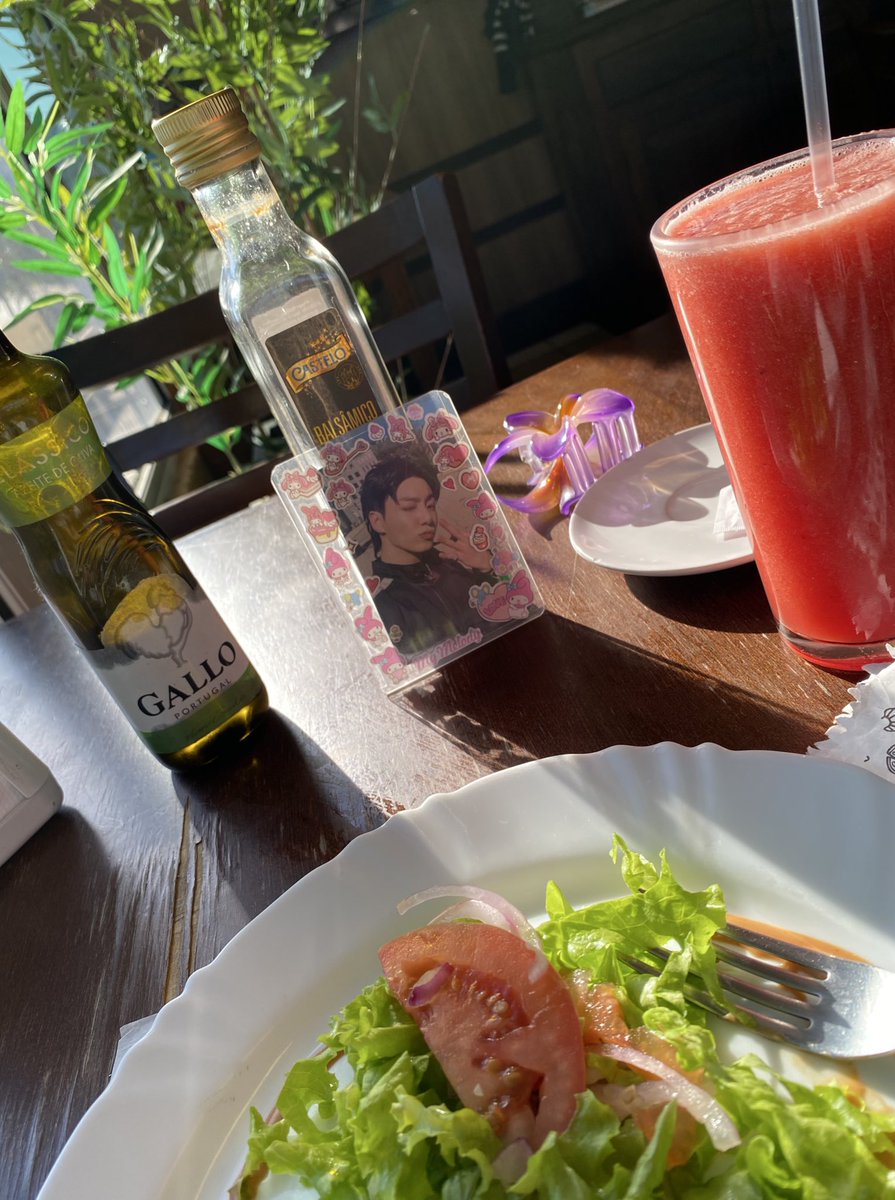 jungoowook's tweet photo. comendo saladinha com ele, a gente passeia junto mesmo 😘😘😘 #eueele #meujk #amor te amo amor 🥰🥰 https://t.co/TzinKzq7cp