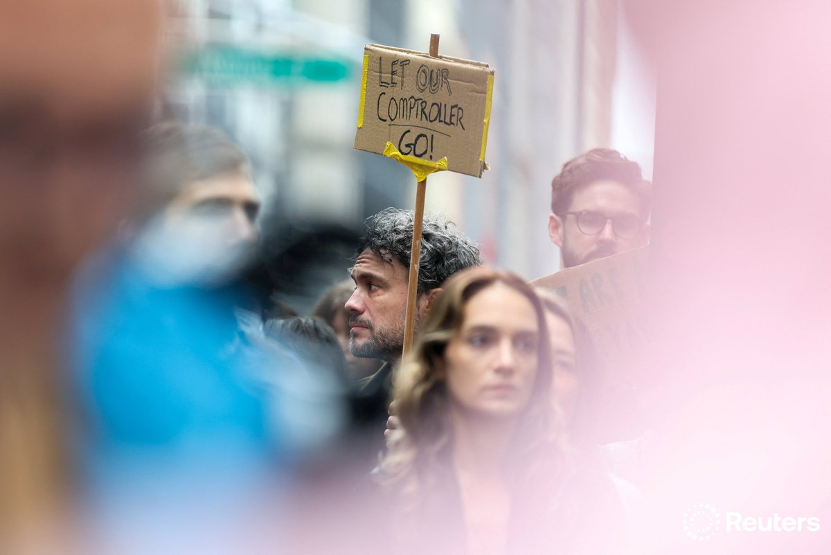 corinne_perkins's tweet image. A person holds a sign in support of New York City Comptroller and mayoral candidate Brad Lander, who was detained by ICE agents inside immigration court in Manhattan, New York City. Photo by Kylie Cooper