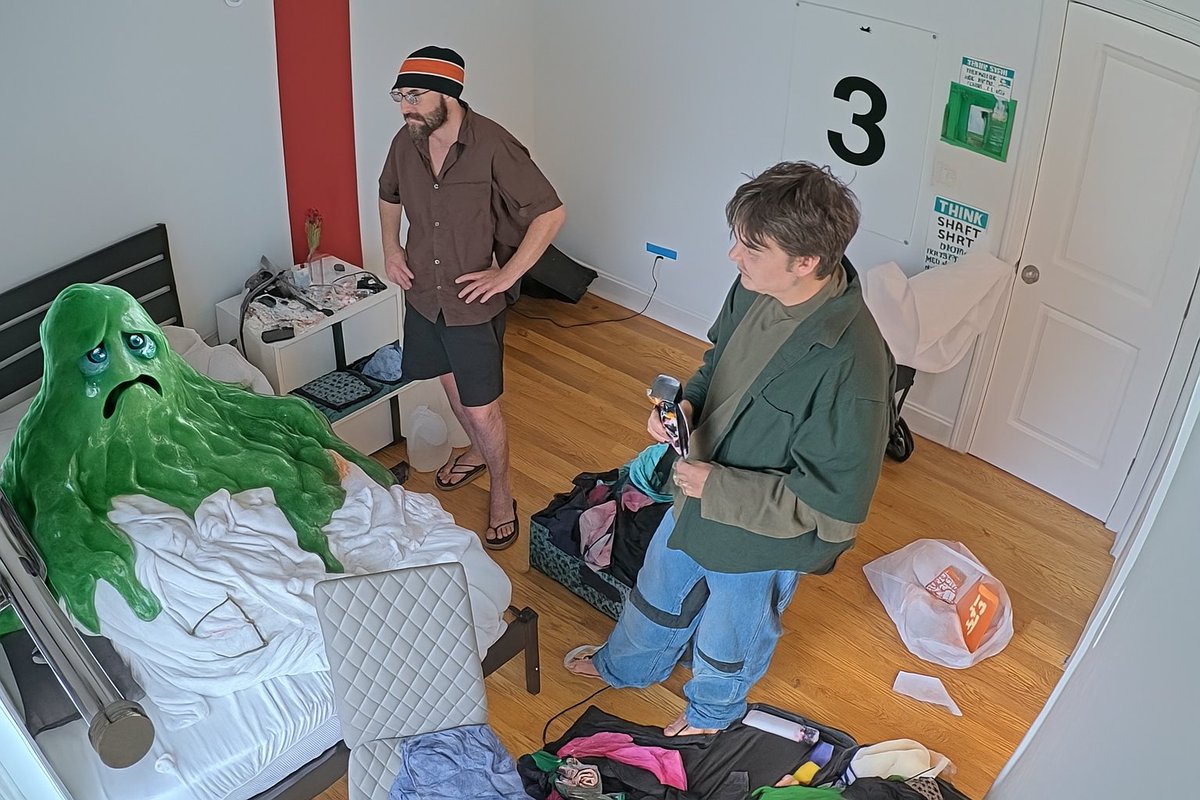 Jet &amp; Ben are consoling the beast while it weeps.

#fishtanklive #fishtankdotlive