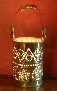 sortirambnens's tweet image. 💡 Reutilitza i crea!

Amb una simple llauna, una sanefa i una espelma, pots fer un fanalet preciós amb els teus fills.

Una manualitat creativa i màgica per il·luminar les nits d’estiu! 

🌙✨ pst.cr/oQtex

#ManualitatsInfantils #Fanalet #Reutilitza #ambnens