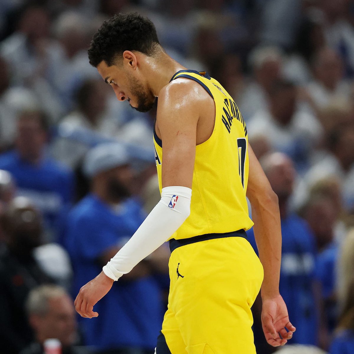 50NuancesDeNBA's tweet photo. 🚨 Élongation au mollet droit pour Tyrese Haliburton, et IRM à venir pour déterminer la sévérité de la blessure…😐
🗞️ - @ShamsCharania https://t.co/P1stvl35hV