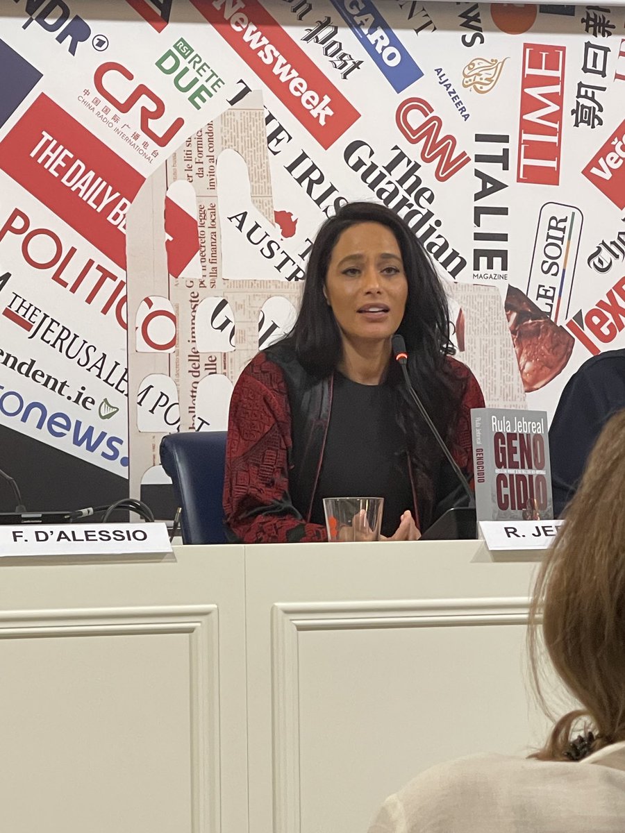 In lacrime Rula Jebreal durante la presentazione del suo libro “Genocidio” presso l’Associazione Stampa Estera. Solo non rimanendo indifferenti e passivi onoreremo il sacrificio degli oltre 220 giornalisti uccisi dalle truppe israeliane perchè documentavano l’orrore a Gaza.