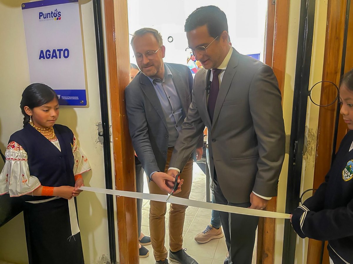 Telecom_Ec's tweet photo. 💯 ¡Buenas noticias para Agato!

👉 El ministro @robertokuryec llegó a esta comunidad del cantón Otavalo para inaugurar el nuevo Punto Digital Gratuito Agato, un espacio que acerca la tecnología a niñas, niños, jóvenes y emprendedores.
🧵 https://t.co/VbrHOYZmHJ