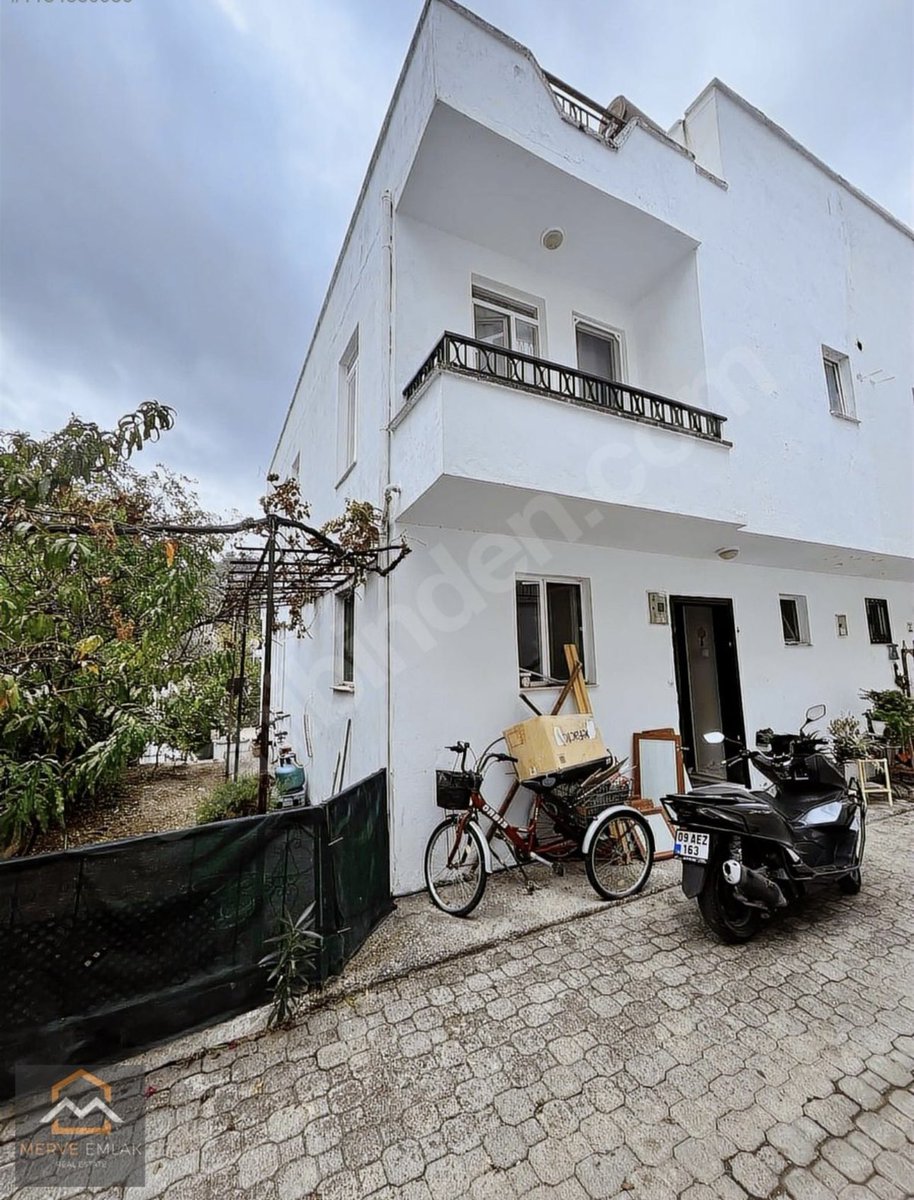 Sinan (Investor) (@sinanmarjinal) on Twitter photo Bunun sebebi ise, Marmaris’teki 200 m² ikiz villa şeklindeki müstakil evim için, aidat benzeri bir bedel olan 5.000₺’yi kira olarak gösterip, bu düşük miktar üzerinden dilediği kadar oturmaya devam etmek istemesi. <a href="/MEvSaD_/">(MEvSaD) Mağdur Ev Sahipleri Dayanışması</a> <a href="/HakanKara6806/">Ev Sahipleri Adalet Arıyor🇹🇷</a> <a href="/nowhaber/">NOW HABER</a> <a href="/ntv/">NTV</a> Bunun sebebi ise, Marmaris’teki 200 m² ikiz villa şeklindeki müstakil evim için, aidat benzeri bir bedel olan 5.000₺’yi kira olarak gösterip, bu düşük miktar üzerinden dilediği kadar oturmaya devam etmek istemesi. <a href="/MEvSaD_/">(MEvSaD) Mağdur Ev Sahipleri Dayanışması</a> <a href="/HakanKara6806/">Ev Sahipleri Adalet Arıyor🇹🇷</a> <a href="/nowhaber/">NOW HABER</a> <a href="/ntv/">NTV</a>