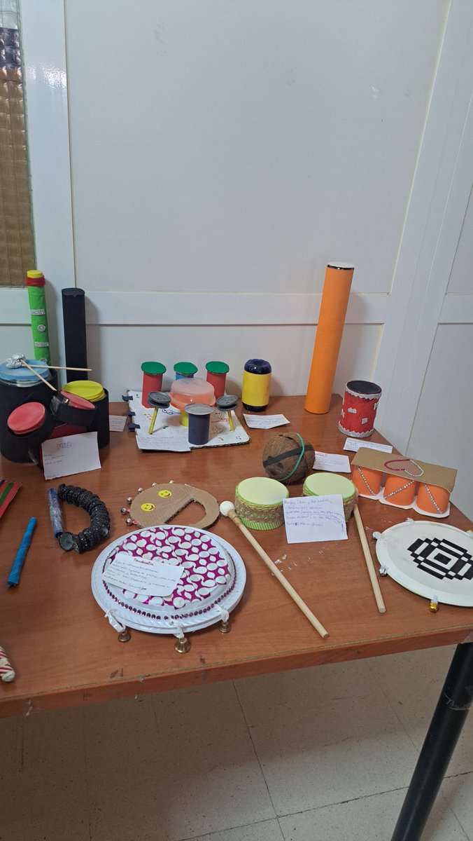Los alumnos de segundo de la ESO han hecho de luthiers en la asignatura de música en un taller de construcción de instrumentos con materiales reciclados.  Puedes visitar la exposición en el vestíbulo del instituto.