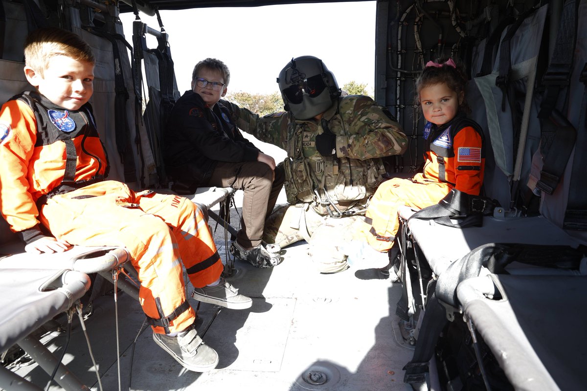 AFmuseum's tweet image. 🚁 Six UH-60 Black Hawks from the @kentuckyguard are landing at the Museum on June 19!
🕜 1:30–5 p.m. | Front lawn
Explore the helicopters, meet the crew, and take photos—free &amp;amp; open to the public, rain or shine!
#BlackHawk #NationalGuard