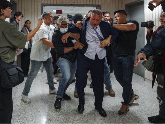 La ICE (la Gestapo de Trump) detiene a un candidato demócrata a la alcaldía de NY cuando acompañaba a un migrante a una vista… Sigue retenido e incomunicado (como miles de detenidos)

Pero yo no dije nada porque no era migrante en EEUU. Luego, vinieron a por mí y ya no quedaba