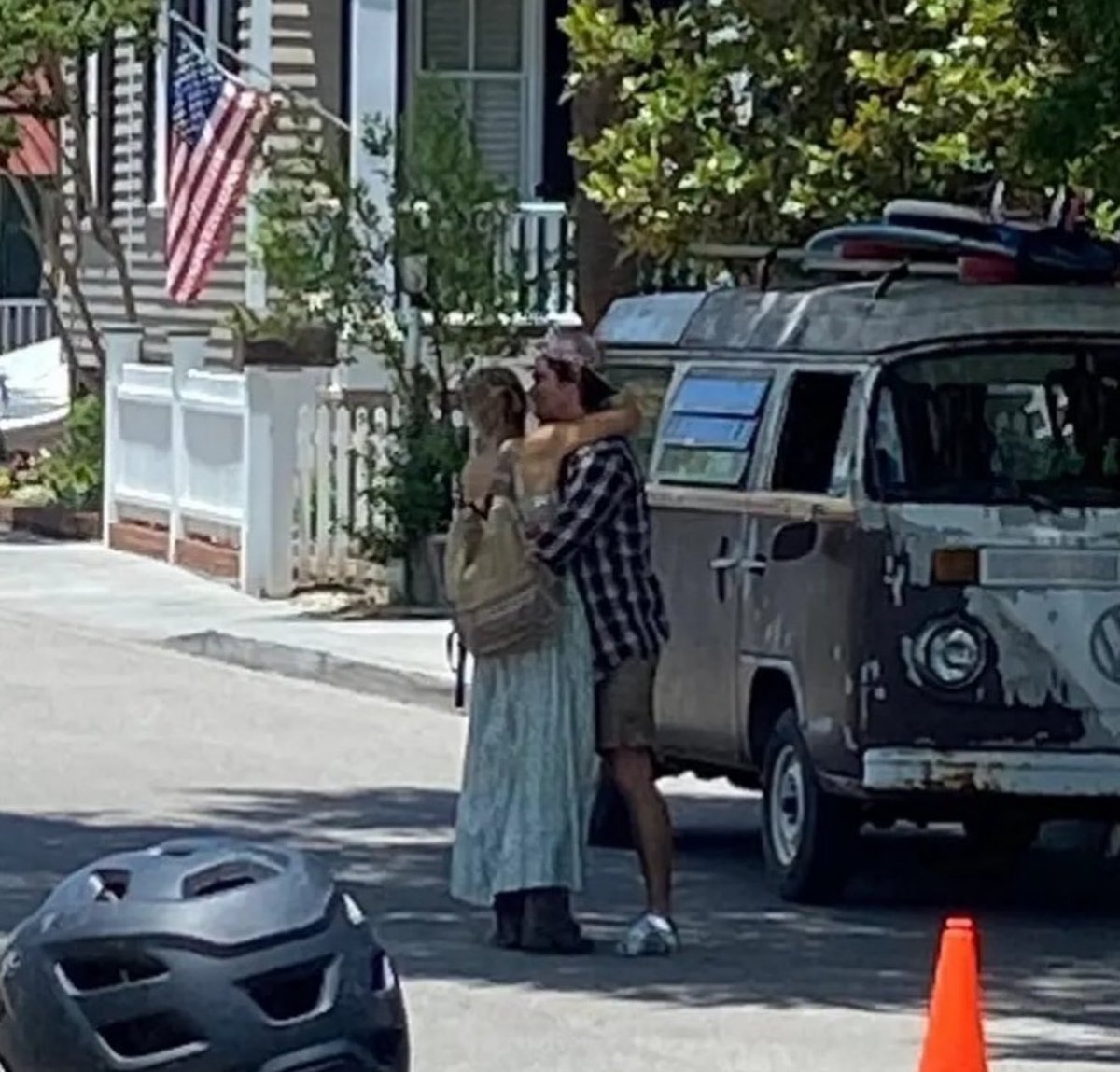 madelynclinebr's tweet image. JARAH! Madelyn Cline e Chase Stokes hoje no set de gravações da quinta temporada de Outer Banks.