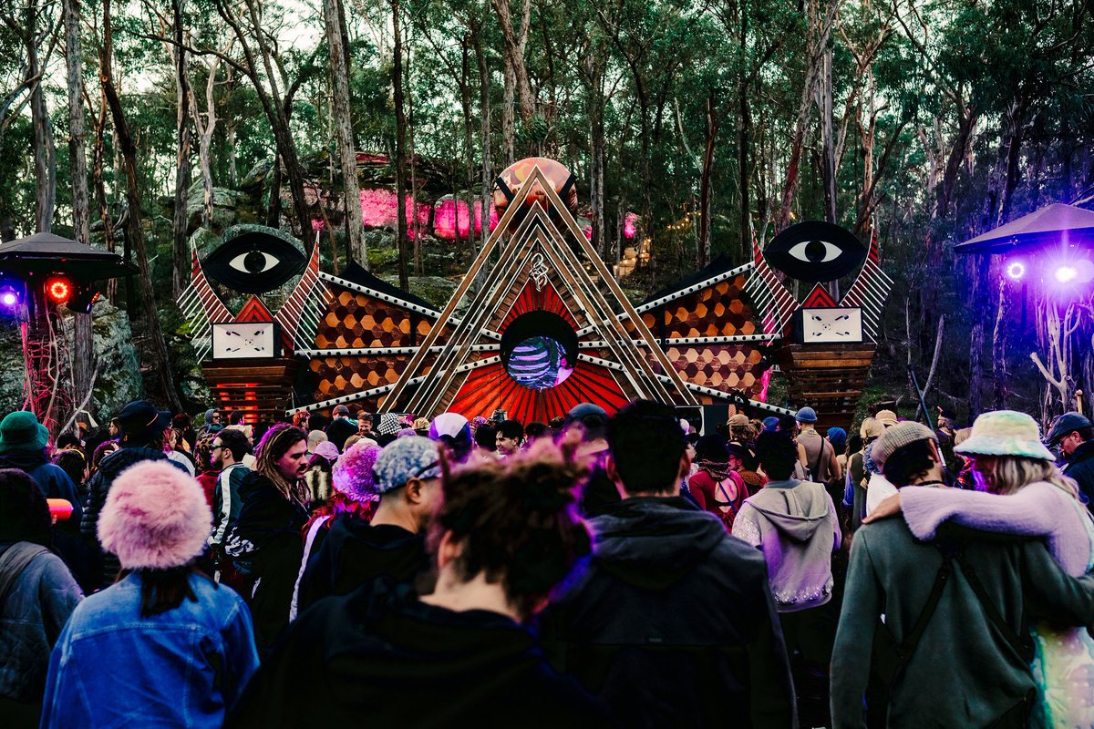 When in Australia at a festival, you use 2 SH96HO loudspeakers and 8 TH118XL subs. #experiencedanley