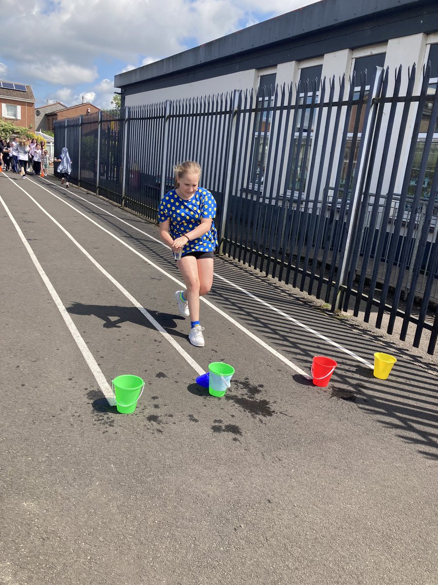 P6 and P2/3 had an active healthy afternoon with relay races involving teamwork strategy and balloons 🎈!