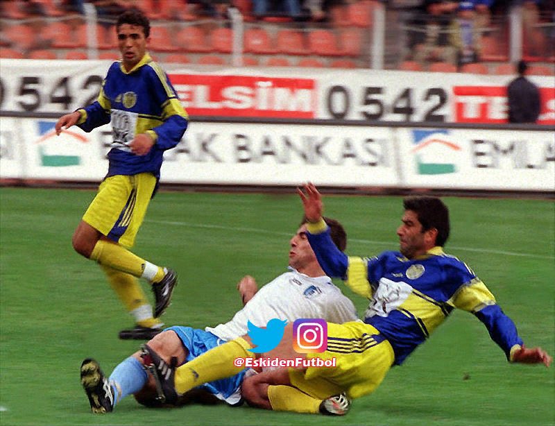 Çocukken ilk #Ankaragücü ile evimizin duvarında tüm takımın olduğu bu poster ile tanışmıştım. O zaman renklerine aşık olmuş, o şanlı Armaya tutulmuş, bu formaya vurulmuştum. Şimdi o formayı koleksiyonuma katmanın mutluluğunu yaşıyorum. 

1999-2000 sezonu <a href="/Ankaragucu/">MKE Ankaragücü</a> maç forması