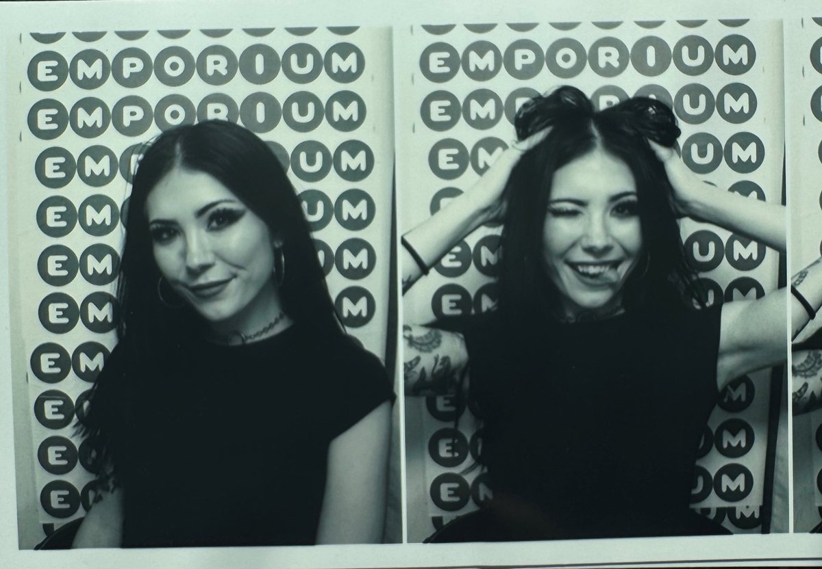 i know a photo booth hates to see me coming