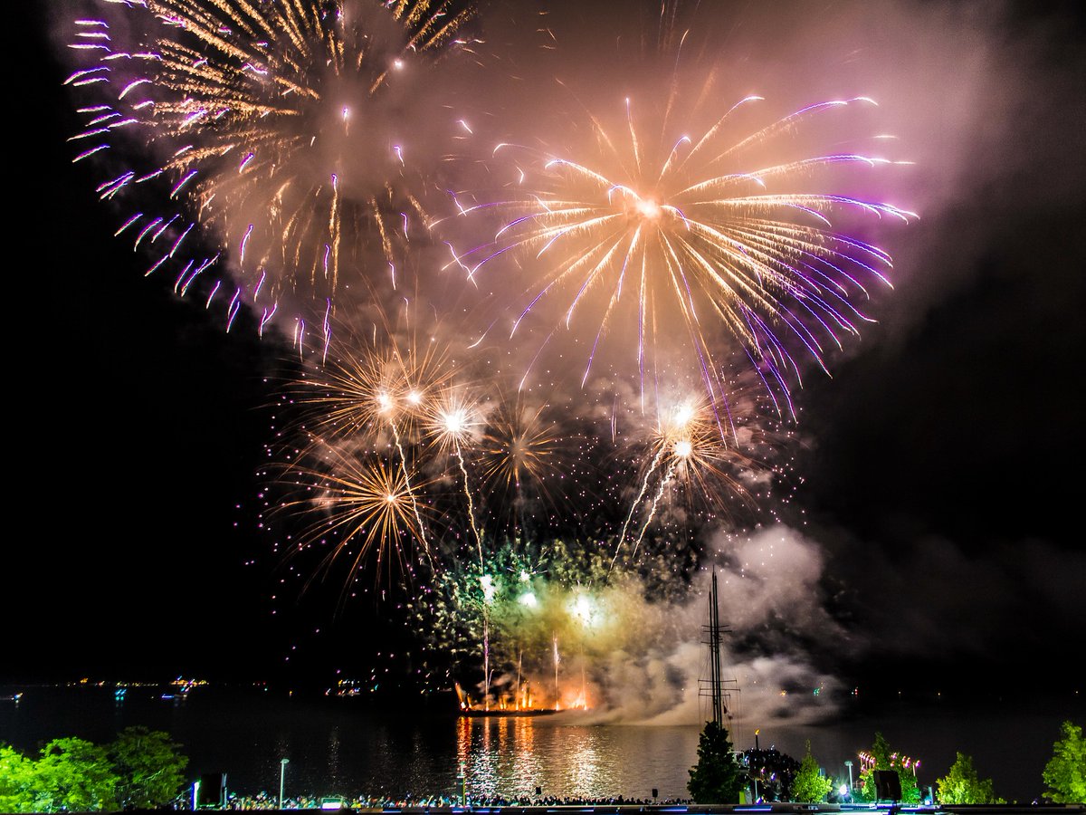 Canada Day Fireworks are returning to Toronto's Waterfront 🎇

Get ready to celebrate! 🎉 @harbourfrontcentre is throwing the ultimate Canada Day celebration, and you're invited!

📸 @harbourfrontcentre