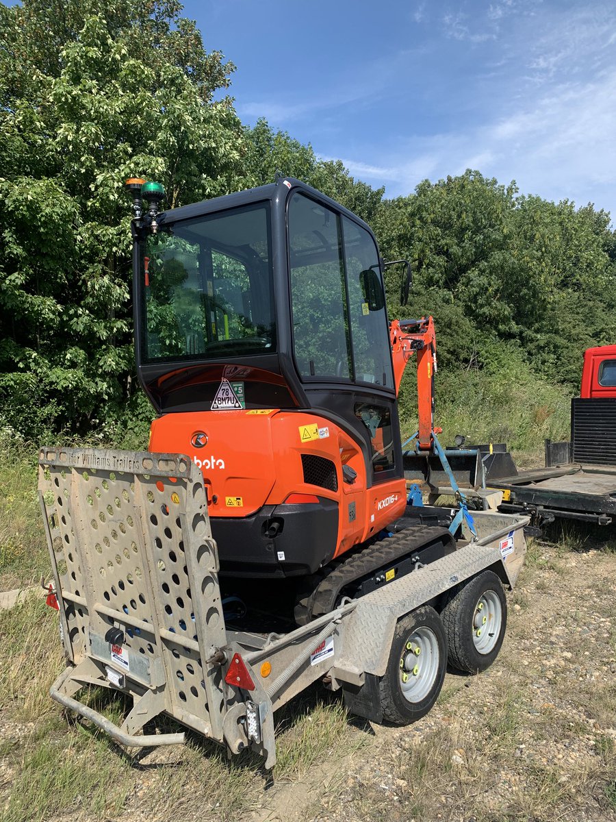 This Fiat failed to stop for us earlier on the #M1 near #Northampton

Occupants decamped and ran 🏃🏽💨

Checks confirmed:

Van = Legal ✅ 
Trailer = Stolen ❌ 
Digger = Stolen ❌

Property recovered, forensic enquiries ongoing 🔍

One happy plant owner👍🏽

<a href="/hutch472/">PC Hutch Hutchings</a> 

#Z1571 #Z1445