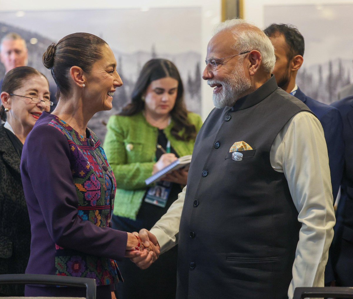 Los dos mandatarios más aprobados del mundo se han conocido.

Claudia Sheinbaum de México y Narendra Moddi de la India se reúnen en el G7.
