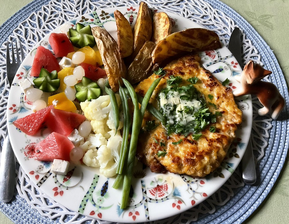 I'm loving this cooler weather we're having now, it's ideal for gardening. The purple beans have sprouted, it's a little late but they're growing fast now. 🌱
For dinner: chicken steaks with herb butter, air fried potato wedges, steamed cauliflower, green beans and a side salad.