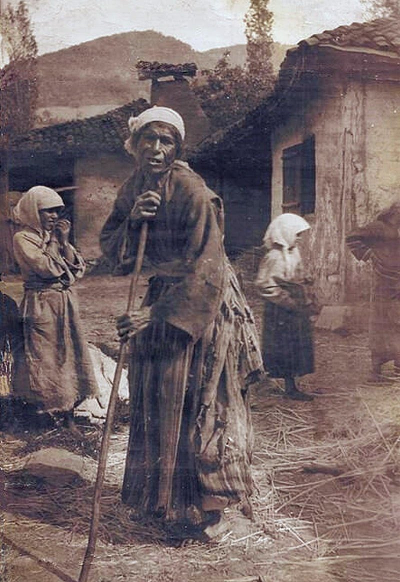 ~ Фотографија:

"Чувена Коштана Боре Станковића, снимљена пред крај свог живота од стране Хелене Кинг и Виде Метенсон из Америчког дома за ратну сирочад у Врању."

- Почетак 20. века.